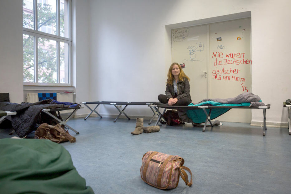 Eine Medizinstudentin muss in einem Not-Camp vom AstA unterkommen, weil sie keine Wohnung hat.
