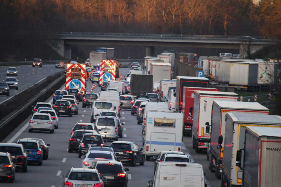Der Unfall sorgt für Stau-Probleme im Feierabendverkehr.