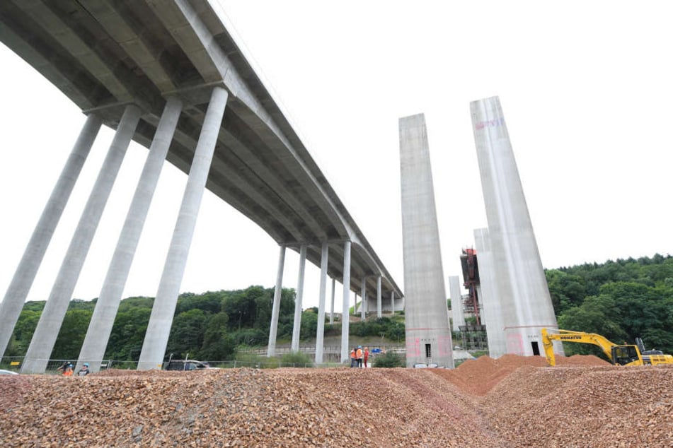 Neben der neuen Überquerung (links) ragen die Pfeiler der alten Lahntalbrücke in die Luft.