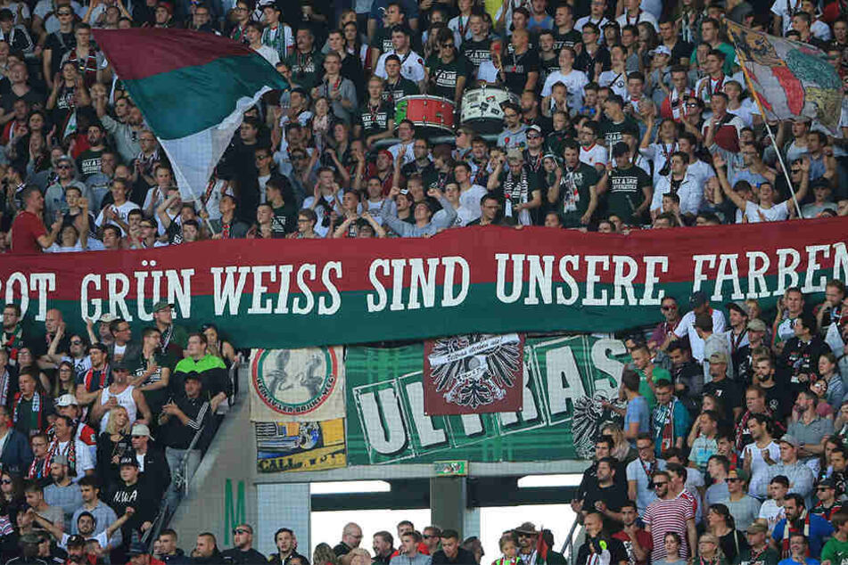 Ein Großteil der Augsburger Anhänger erspart sich die Reise zum Auswärtsspiel nach Leipzig.