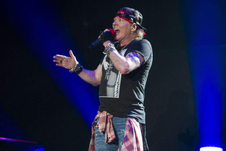 Sänger Axl Rose (56) tritt am Samstagabend mit der US-amerikanischen Rockband Guns N' Roses auf der Leipziger Festwiese auf.
