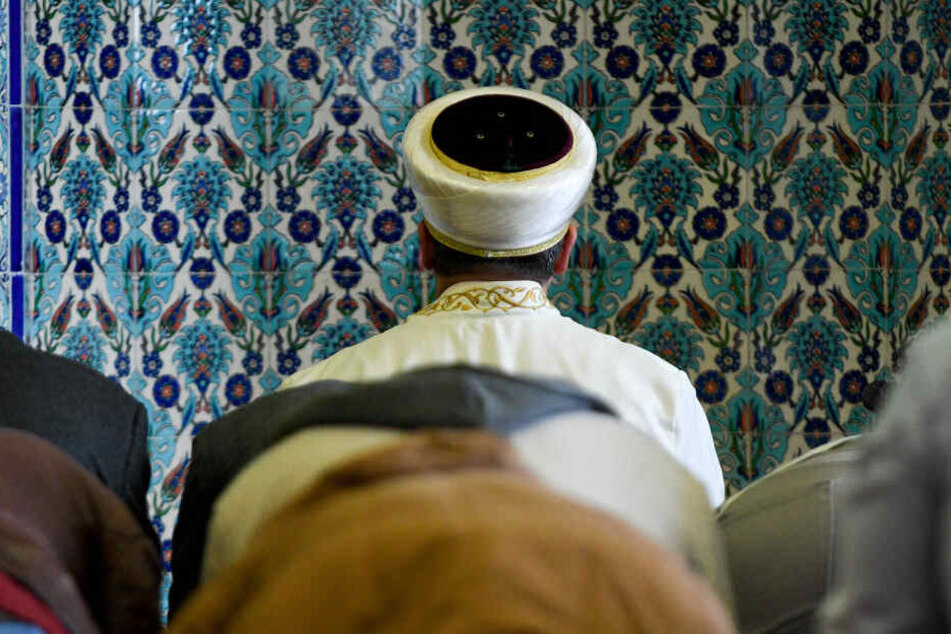 Ein Imam betet in der Moschee. "Imam" bedeutet laut Koran soviel wie "Vorsteher", "Vorbild", "Richtschnur".