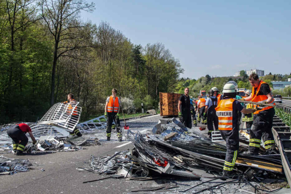 Der Metallschrott verteilte sich über die gesamte Fahrbahn.