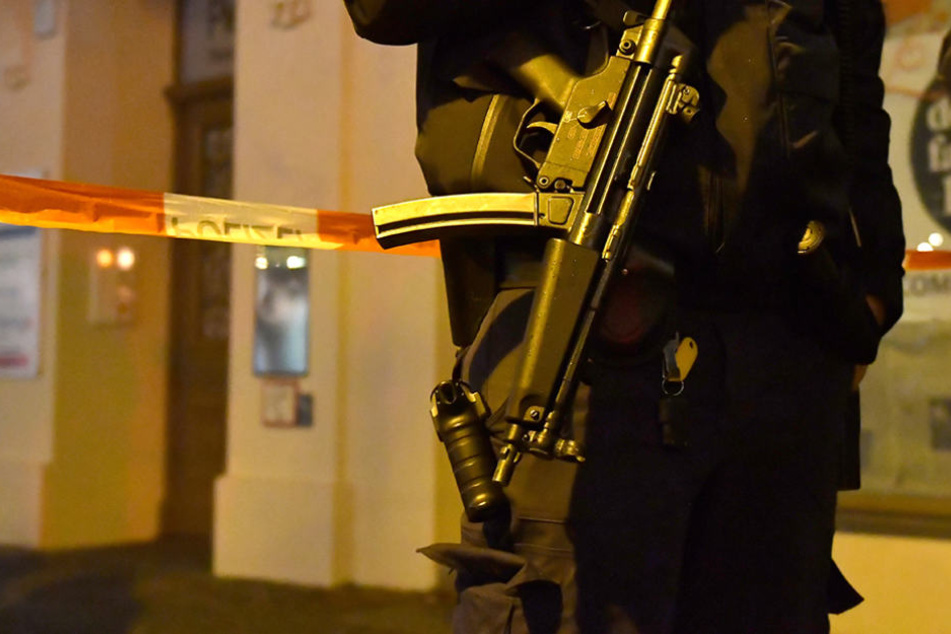Schwer bewaffnete Polizisten riegeln die Innenstadt ab.