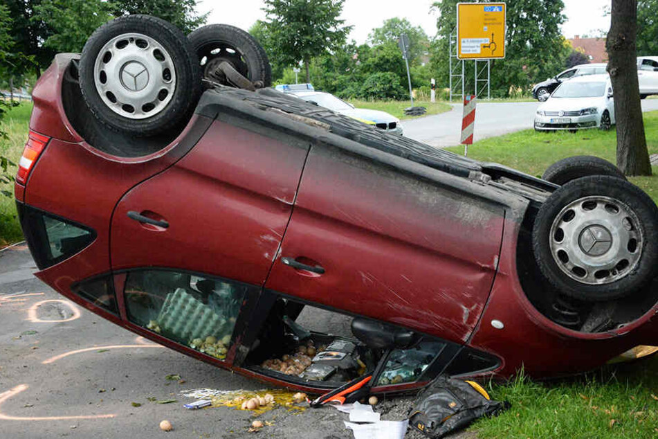 Der Mercedes krachte erst gegen einen Baum und überschlug sich dann, bevor er auf dem Dach liegen blieb.