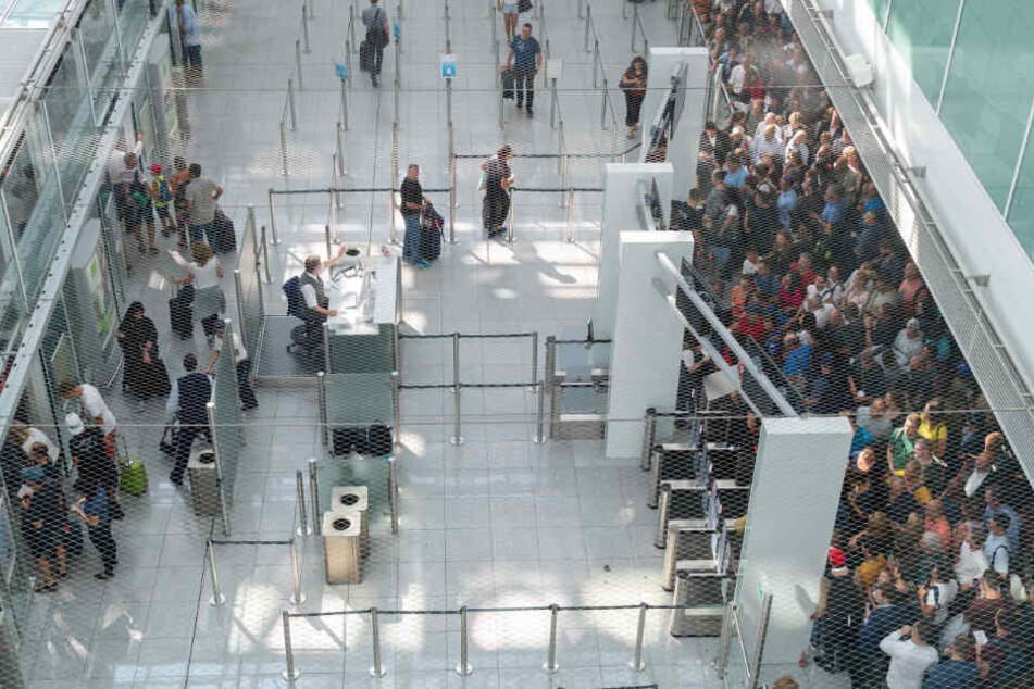 Die ersten Fluggäste betreten nach stundenlanger Sperrung den Sicherheitscheck-Bereich des Terminal 2 im Münchner Flughafen.