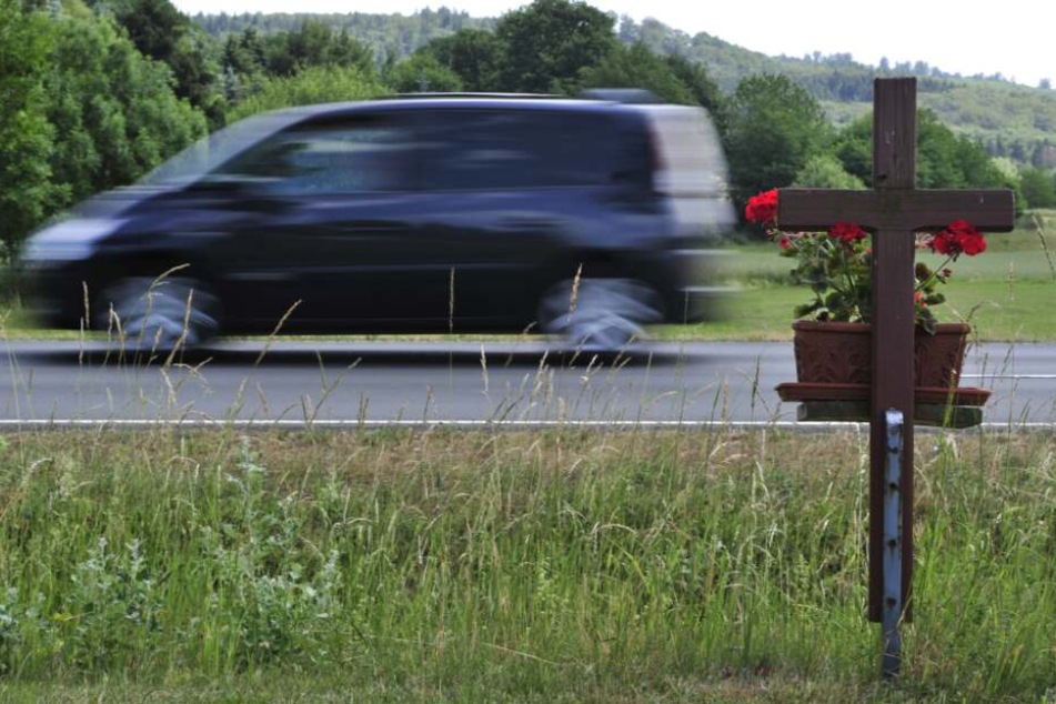 Der 26-Jährige war noch an der Unfallstelle gestorben. (Symbolbild)
