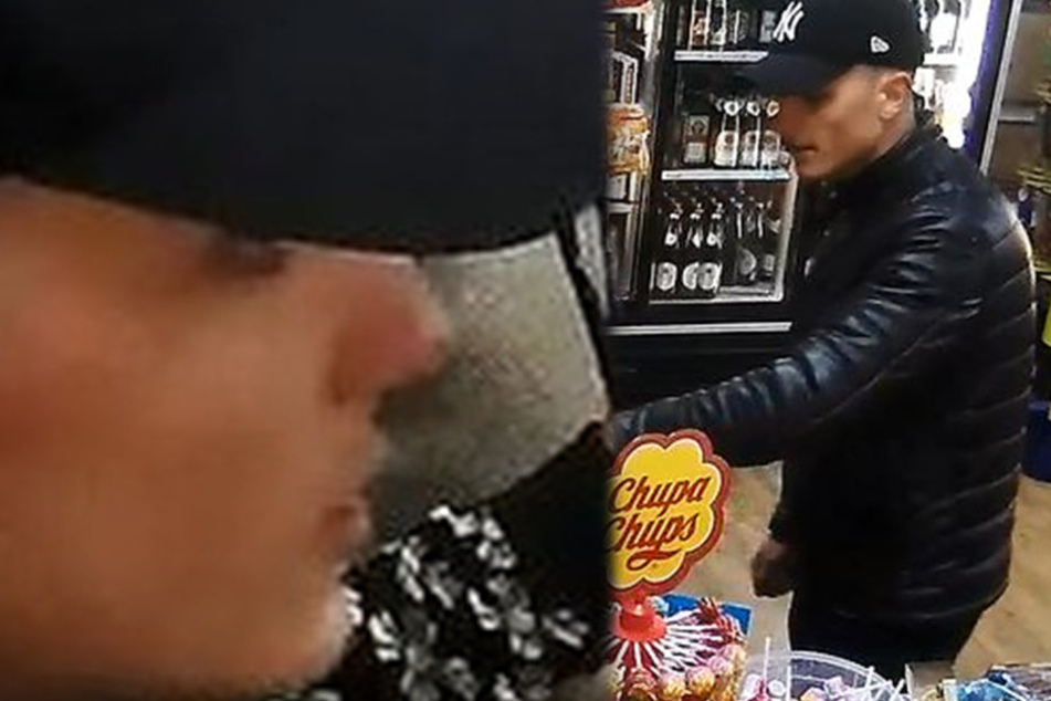 Nach diesem Mann wird nun gefahndet. Er soll einen Späti-Mann verprügelt haben.