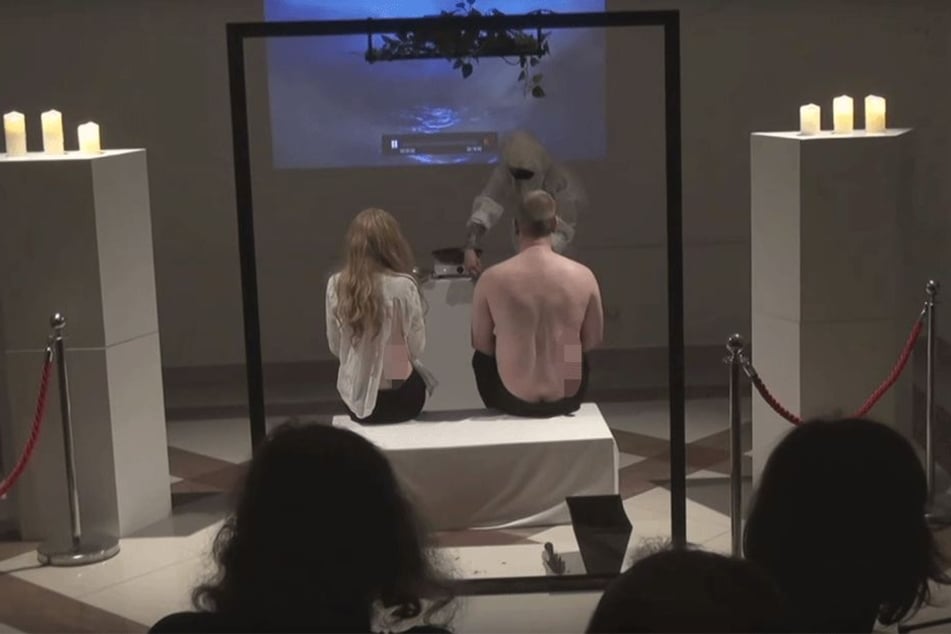 Beiden Personen der Performance wurde ein Stück Fleisch aus dem Rücken geschnitten.