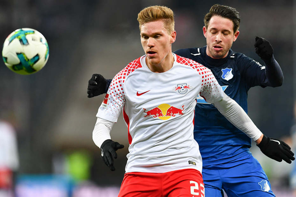 Leipzigs Marcel Halstenberg und Hoffenheims Mark Uth im Ringen um den Ball.