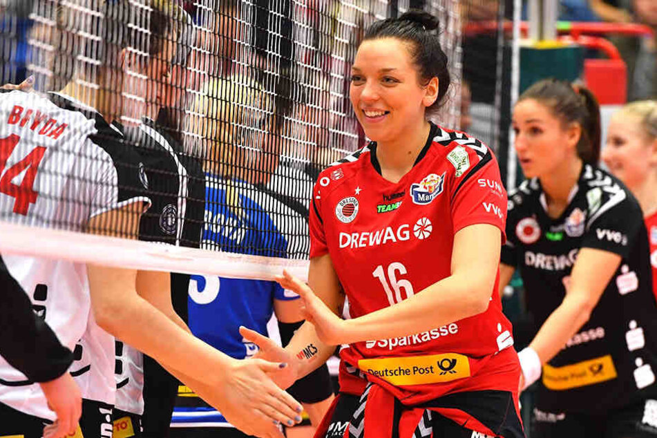 Gute Laune bei den Dresdnerinnen um Katharina Schwabe (v.), Myrthe Schoot & Co. Die Dresdnerinnen fertigten den VfB Suhl mit 3:0 ab.