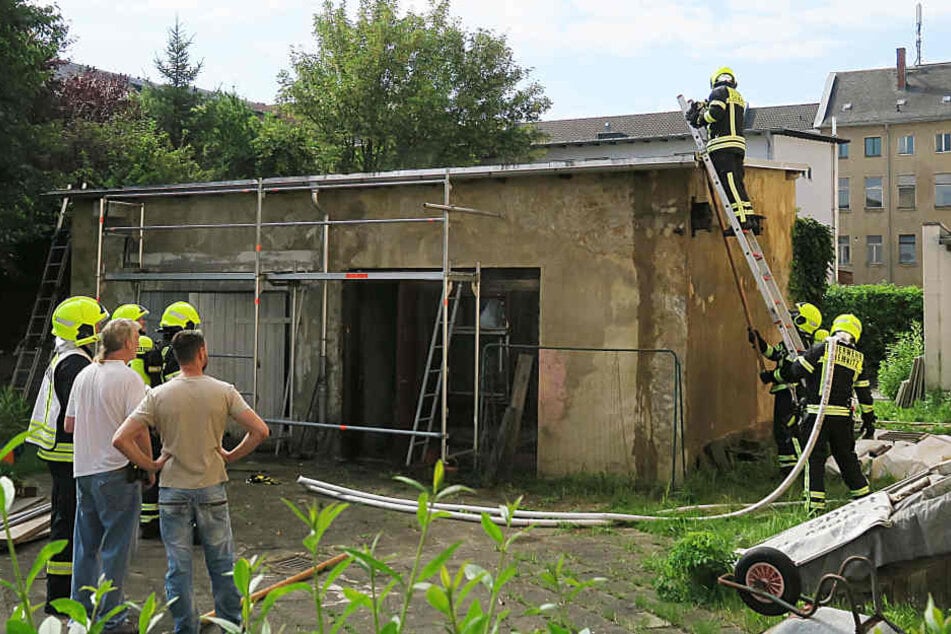 Das Schuppendach ist am Montagmorgen in Brand geraten.