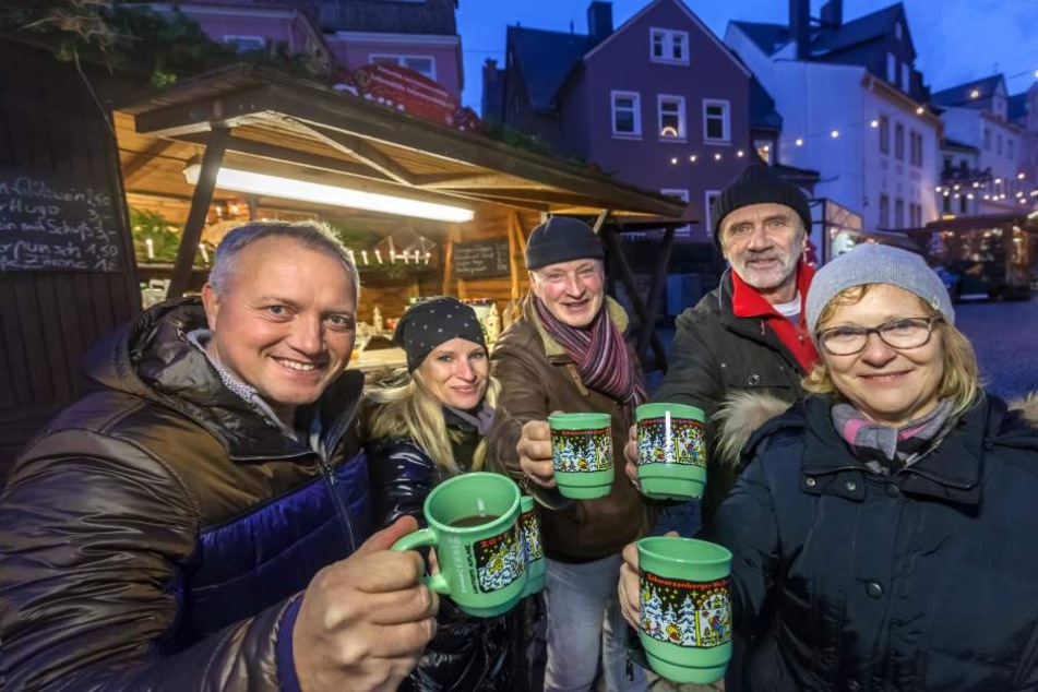 Der Lions Club Schwarzenberg lädt Promis auf den Weihnachtsmarkt, um Spenden
für die Lebenshilfe zu sammeln.