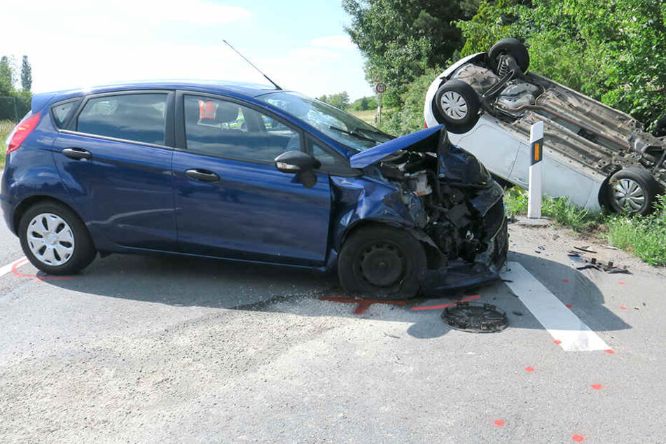 Bei dem schweren Unfall wurden mehrere Personen verletzt.