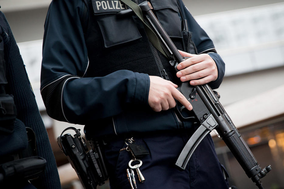 Ein Bundespolizist wacht über den Berliner Hauptbahnhof. (Archivbild)