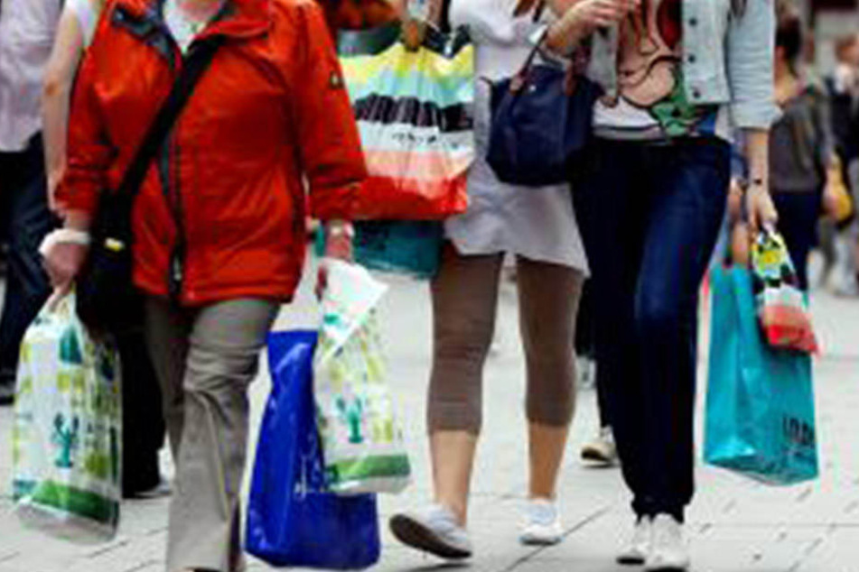Shopping an Sonntagen sorgt regelmäßig für volle Innenstädte. (Symbolbild)