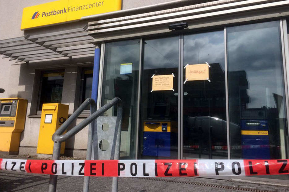 Die Täter überfielen die Filiale mit vorgehaltenen Waffen. Die Mitarbeiter stehen unter Schock.