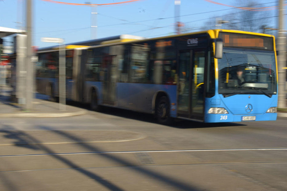 Zwei Männer attackierten in Chemnitz einen Busfahrer und mehrere Fahrgäste. (Symbolbild)