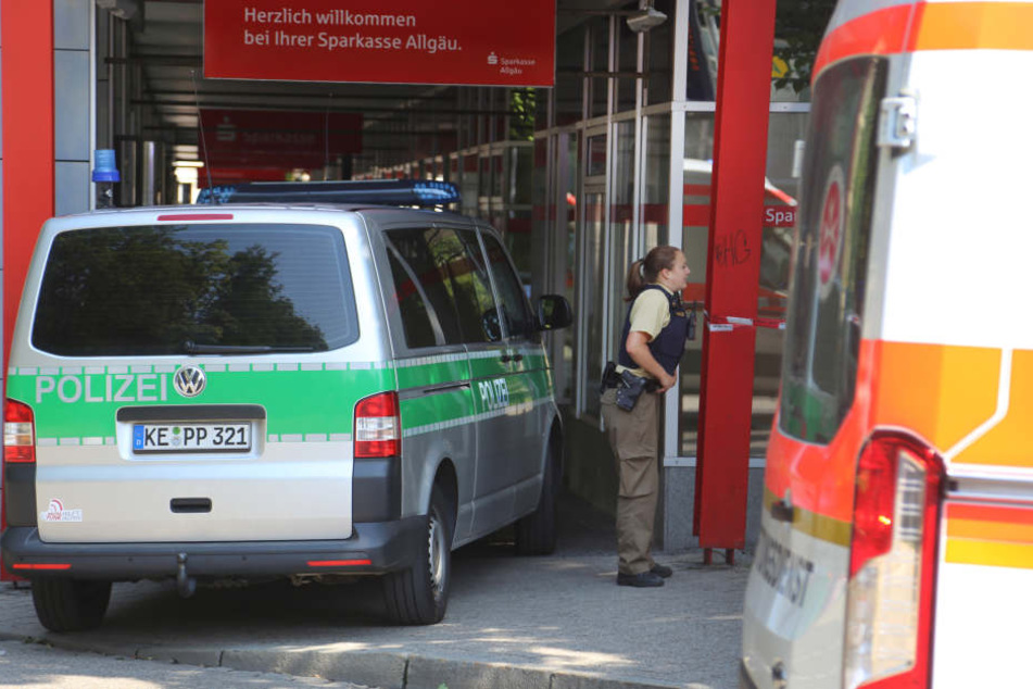 Am Mittwoch überfielen vier Männer mit Beilen bewaffnet einen Juwelier.