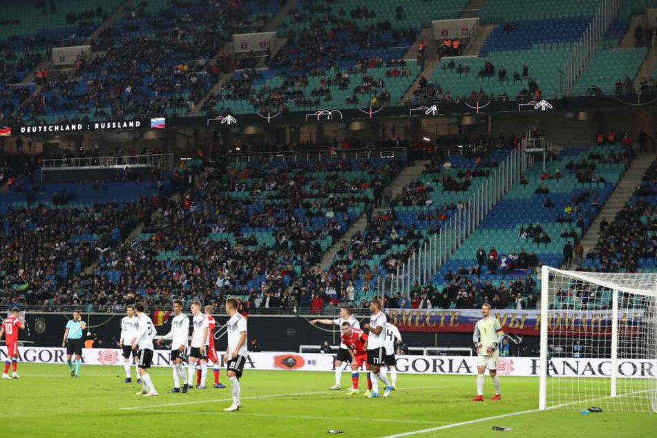Sperrlich besetzte Tribünen in der Leipziger Redbull-Arena.