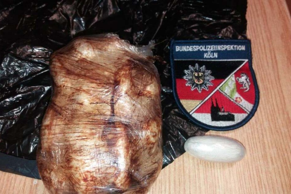 Die Bundespolizei beschlagnahmte am Sonntag in Köln dieses Paket mit 300 Gramm Kokain.