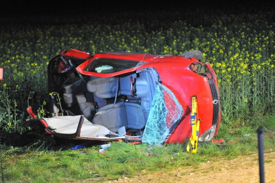 Der Renault landete nach dem Zusammenstoß auf der Seite in einem Feld.