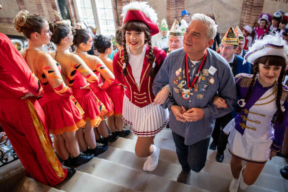 Strobl kommt mit zwei Tanzmariechen zum Narrenempfang ins neue Schloss.