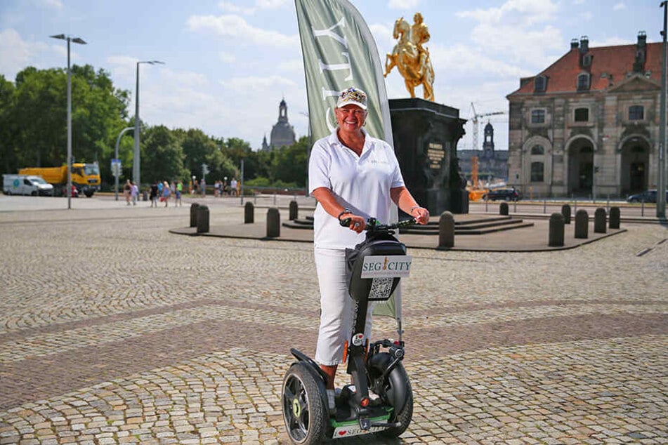 Mit der Kraft der zwei Räder: Carola Klapper führt Touristen per Segway durch Dresden.