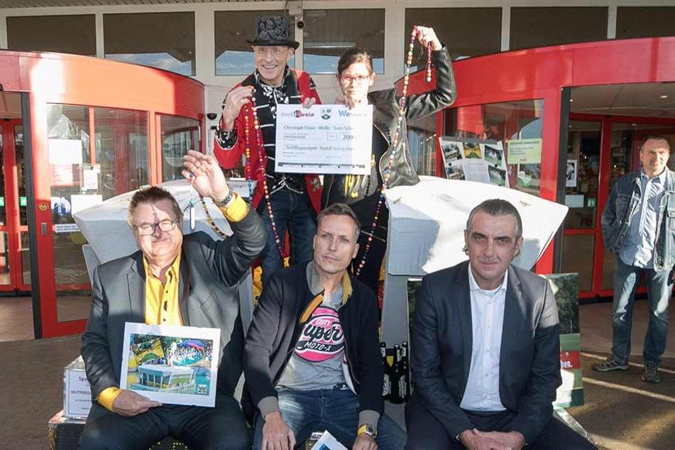 Christoph Fröse, Wolle Förster und Sven Schröder (v.l.) ersteigerten das
Stadionmodell. Ex-Kicker Ralf Minge (r) freut sich über die Nachwuchsförderung,
Annalena über Geld für Mutperlen.