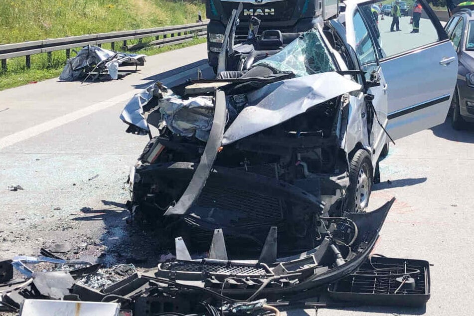 Auf der Autobahn 8 in Bayern ist es zu einem schweren Verkehrsunfall gekommen.