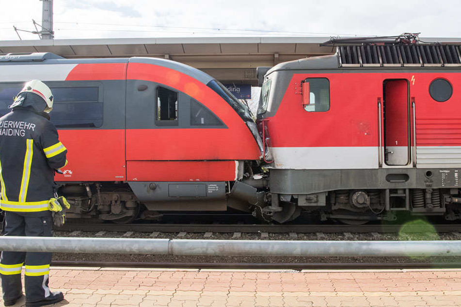 Ein im Bahnhof Neumarkt-Kallham in Oberösterreich stehender Personenzug ist ins Rollen gekommen und musste gestoppt werden.