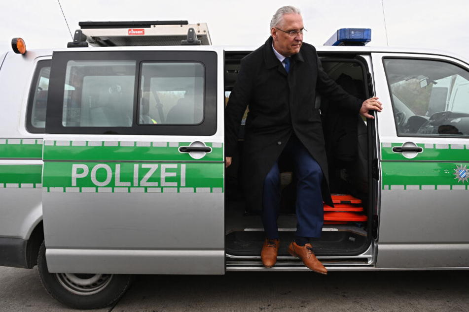 Bayerns Innenminister informiert an einer Kontrollstelle über eine verstärkte Bekämpfung der Einbruchskriminalität.