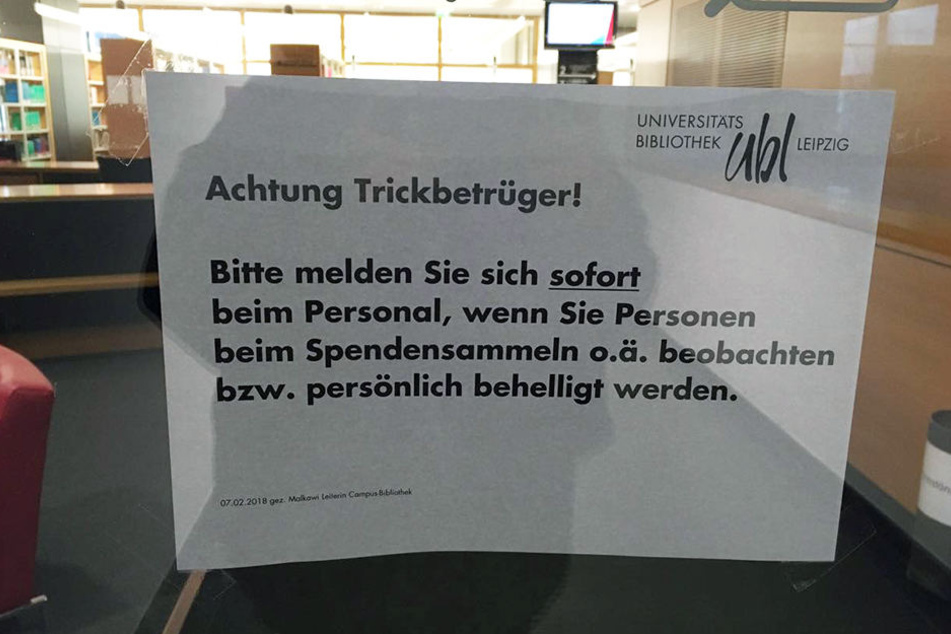 Mit diesem Schild warnt die Campus-Bibliothek ihre Nutzer vor den dubiosen Spendensammlern.