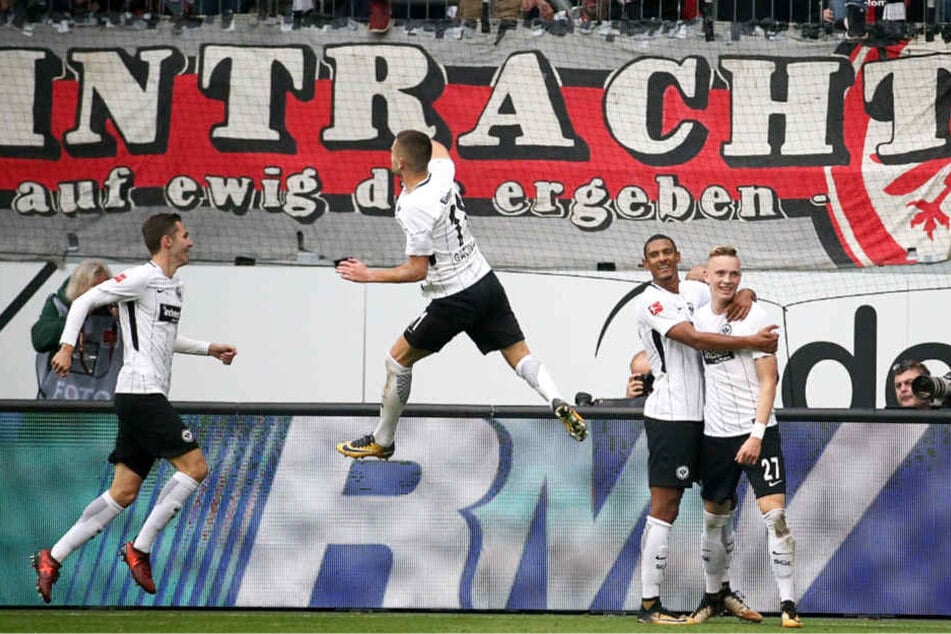 Freude bei Eintracht Frankfurt nach dem Tor zum 2:2.