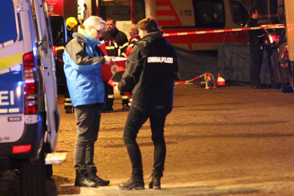 Einsatzkräfte am Tatort in Berlin-Rangsdorf.