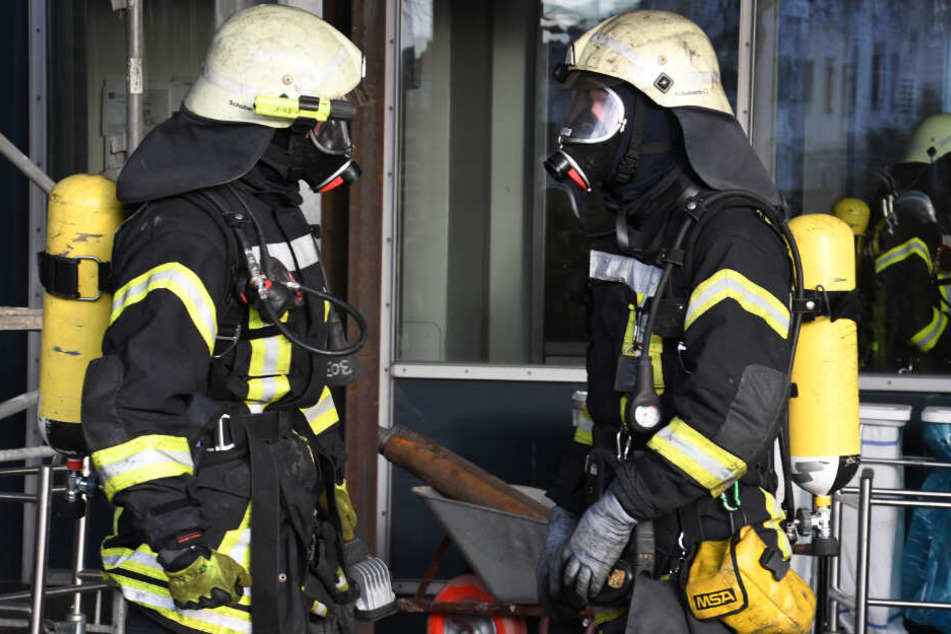 Feuerwehrleute löschten den Brand am Mittwochabend. (Symbolbild)