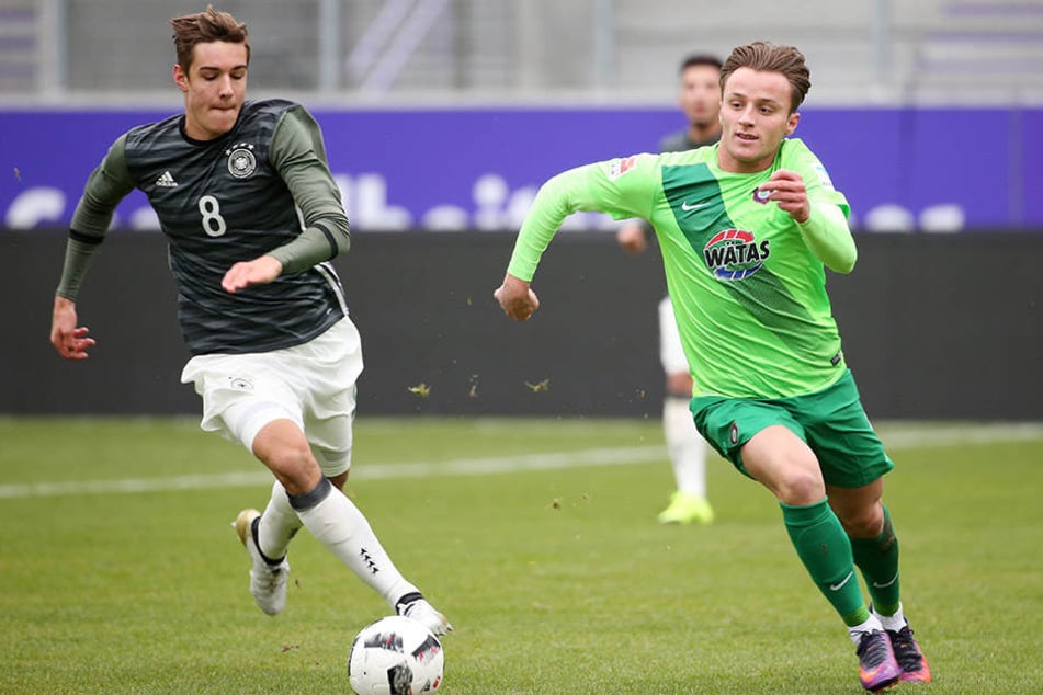 Beim Testspiel gegen die "U 20" spielte er großauf. Hier mit Florian Neuhaus von 1860 München.