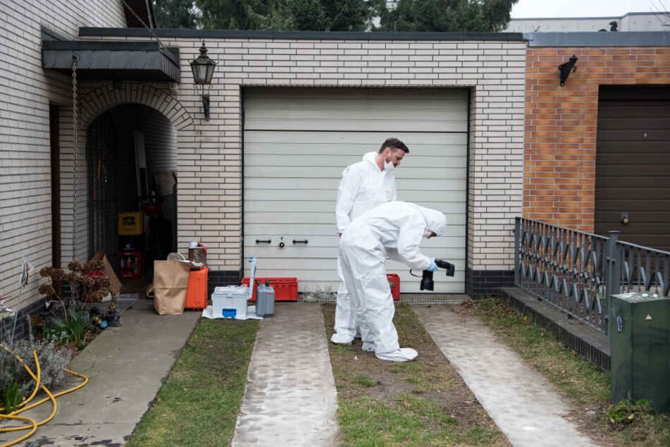 Kriminaltechniker der Berliner Polizei untersuchen das Haus und den Garten der Schwester der verschwundenen 15-jährigen Rebecca.
