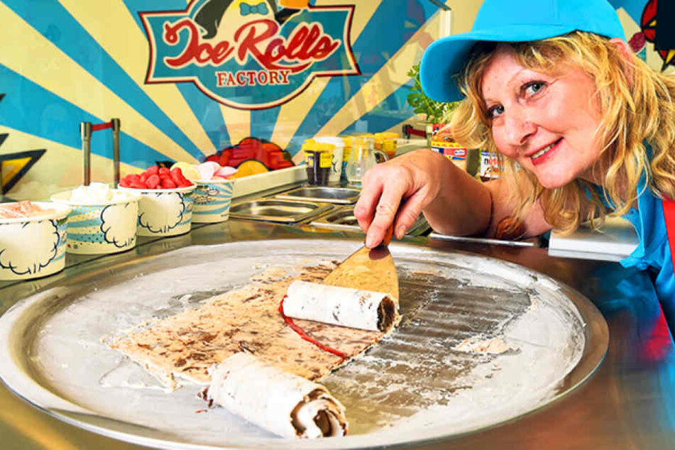 Und während das Gemisch friert, spachtelt Kathleen Parma (53) schnell eine
Rolle von der Platte.