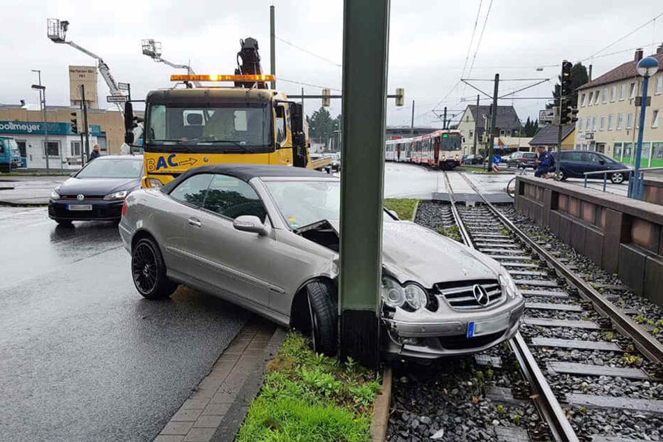 Der Mercedes krachte gegen einen Leitungsmast der Stadtbahn.