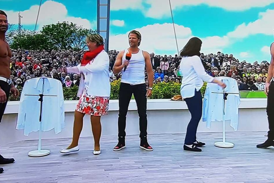 Zwei Zuschauerinnen knöpften sich die Chippendales vor - und zu.