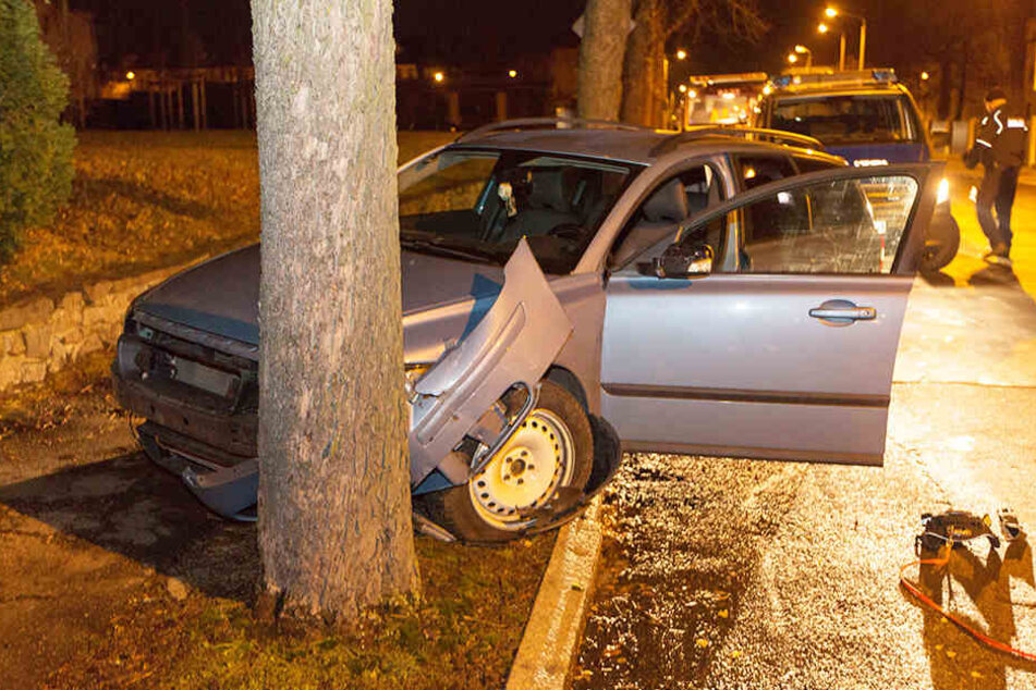 Der Fahrer krachte gegen einen Baum, flüchtete anschließend.