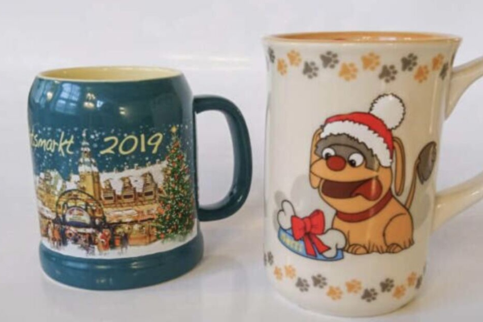 Niedlich ist er ja: Auf der Tasse trägt Hund "Moppi" auch eine Weihnachtsmütze.
