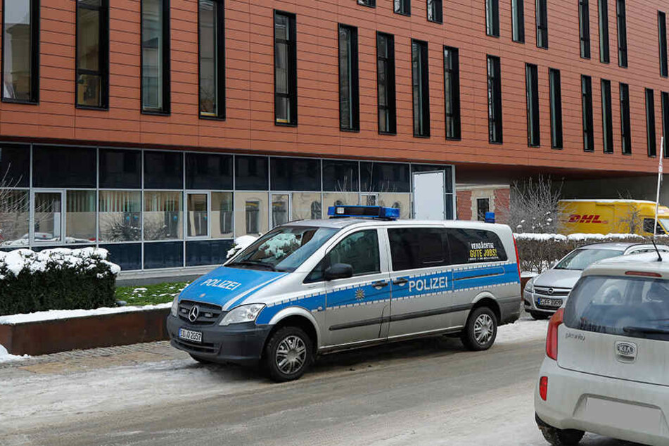 Ein Brief mit weißem Pulver hat für einen Polizeieinsatz am Chemnitzer Justizzentrum gesorgt.