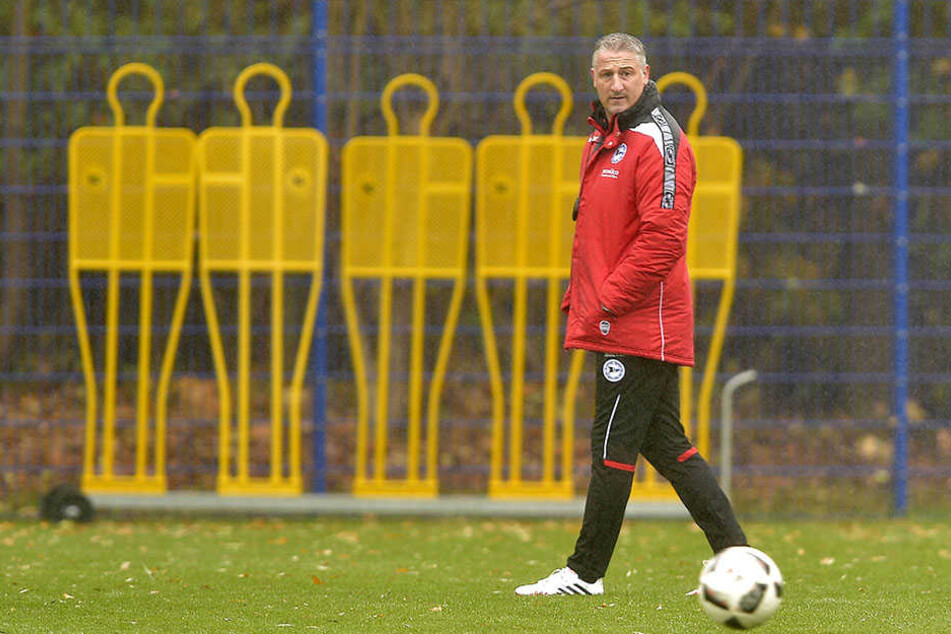 Der neue Cheftrainer Jürgen Kramny bereitet die Mannschaft auf das schwere Spiel am Freitag vor.