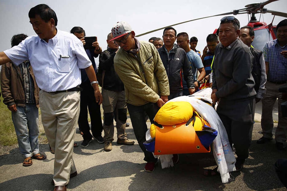 Die Leiche des Bergsteigers wird in ein Krankenhaus in Kathmandu, Nepal, gebracht.