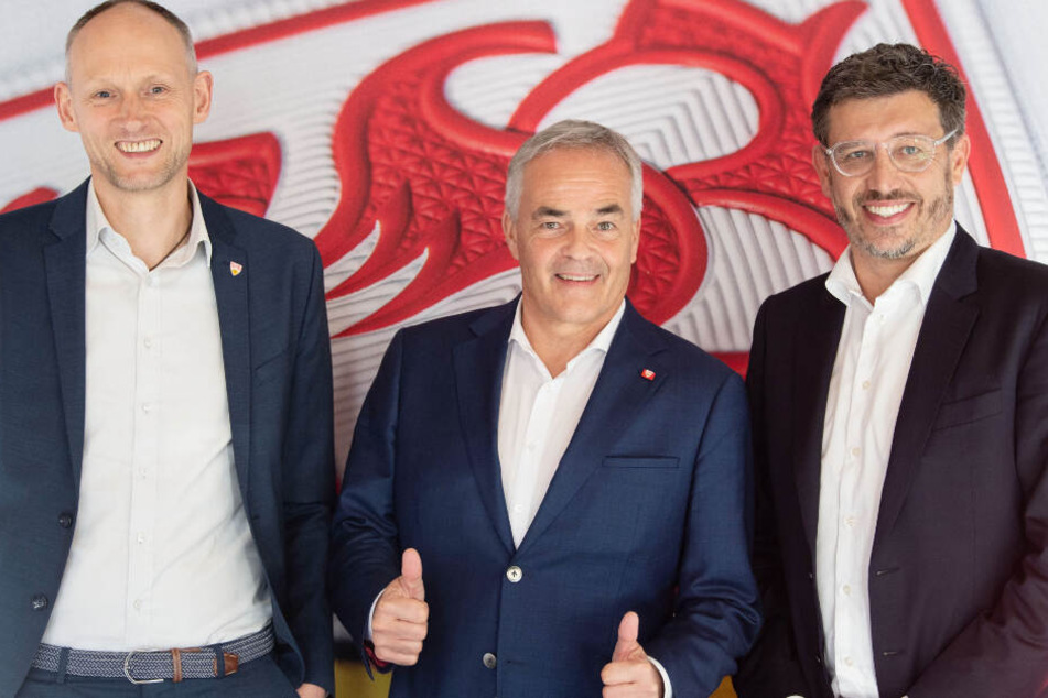 Christian Riethmüller (l-r), Wolf-Dietrich Erhard, Vereinsbeirats-Vorsitzender des VfB Stuttgart, und Claus Vogt stehen vor einer Pressekonferenz zusammen.
