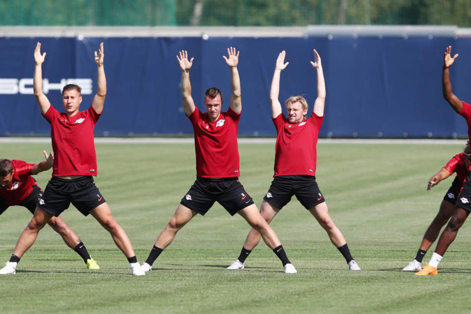 Dehnen und strecken für Universitatea Craiova! Das Team um Kapitän Willi Orban (l.) soll nach dem Wunsch von Trainer Ralf Rangnick schon am Donnerstag das Duell vorentscheiden.