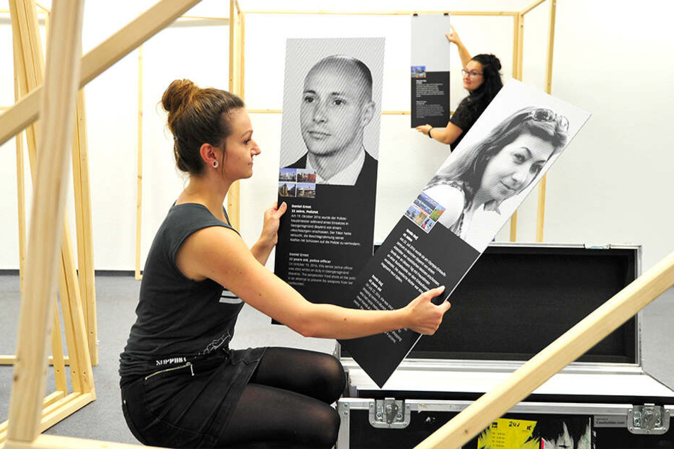 Anna Pöhl (29) beim Aufbau der Ausstellung "Opfer rechter Gewalt seit 1990".