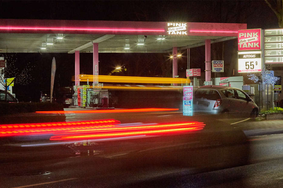 Der Betrunkene fuhr plötzlich mit dem Auto durch die Schiebetür der Tankstelle. (Symbolbild)